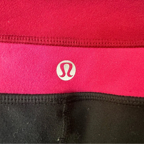 Lululemon Groove Crop Leggings. Black with Red Pink Waistband. Reversible. 6 - Picture 7 of 13